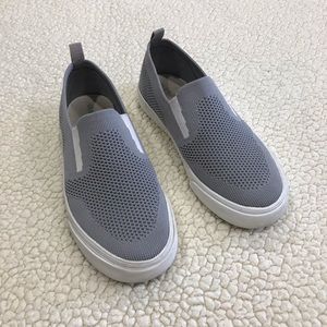 Old Navy Gray Grey Silver Knit Slip On Canvas Sneaker Shoes
Youth Size 1
Smoke F